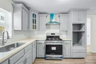 207 E Bernard St, Clute, TX 77531 - Photo 13