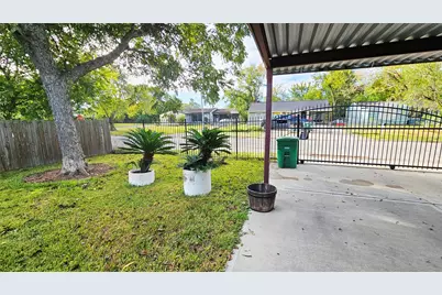 5231 Lyndhurst Drive, Houston, TX 77033 - Photo 3