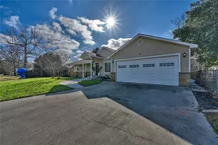 1702 Rampart St, Columbus, TX 78934 - Photo 9