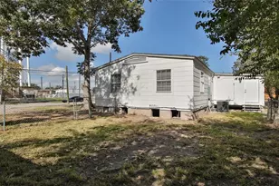 404 N 7th St, Baytown, TX 77520 - Photo 17