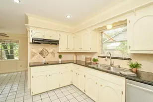 6611 Cypress Point Dr, Houston, TX 77069 - Photo 13