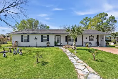 411 N Commerce Street, Madisonville, TX 77864 - Photo 1