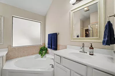 62 W Tapestry Park Circle, The Woodlands, TX 77381 - Photo 21