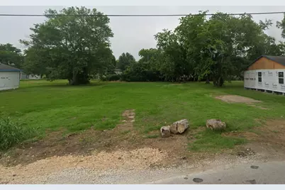 303 Palacios Street, El Campo, TX 77437 - Photo 3