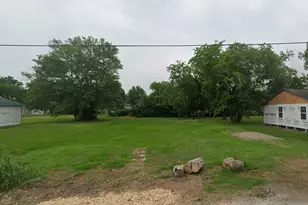 303 Palacios St, El Campo, TX 77437 - Photo 3