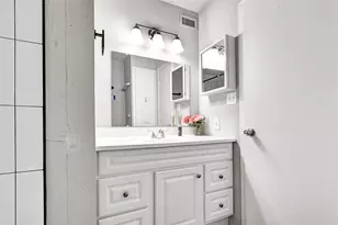 11002 Hammerly Blvd, Houston, TX 77043 - Photo 17