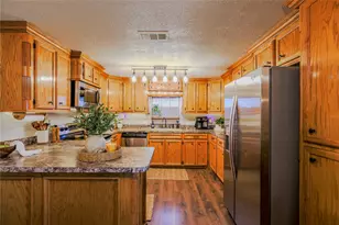 910 Brockman St, Clute, TX 77531 - Photo 11