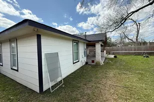 5715 Belarbor St, Houston, TX 77033 - Photo 9