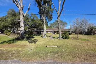 706 Maple St, Sweeny, TX 77480 - Photo 3