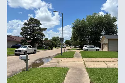 11427 Mulholland Drive, Houston, TX 77477 - Photo 5