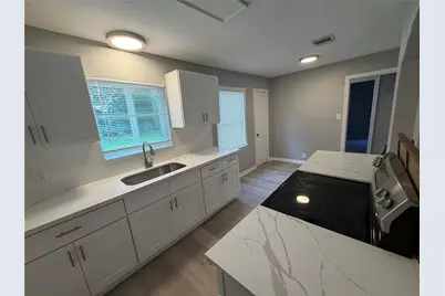 5715 Lakefield Drive, Houston, TX 77033 - Photo 9