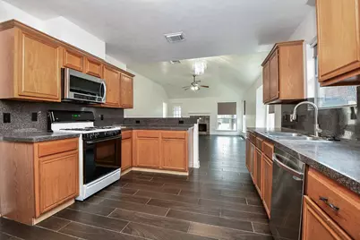 9039 Martin Heights Drive, Houston, TX 77031 - Photo 9