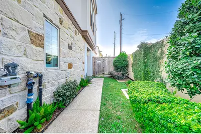 11027 Acorn Falls Drive, Houston, TX 77043 - Photo 11