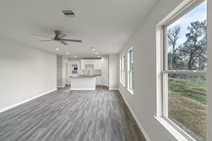 1010 4th St, Hempstead, TX 77445 - Photo 5