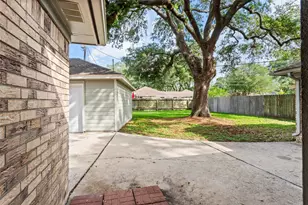 707 Briargrove Dr, Alvin, TX 77511 - Photo 17