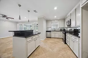 8511 Bluegate St, Houston, TX 77025 - Photo 5