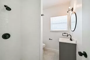 415 Fairview Ave, Houston, TX 77006 - Photo 11