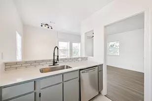 415 Fairview Ave, Houston, TX 77006 - Photo 9