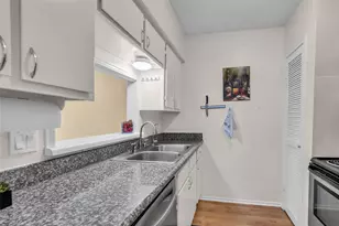1800 Stoney Brook Dr, Houston, TX 77063 - Photo 9