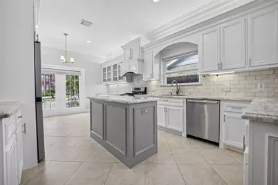 10310 Chevy Chase Drive, Houston, TX 77042 - Photo 9