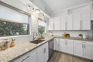 402 Tuam St, Houston, TX 77006 - Photo 15