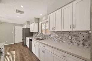 17043 Coachmaker Dr, Friendswood, TX 77546 - Photo 11