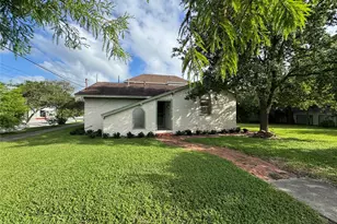 1401 Ball St, Galveston, TX 77550 - Photo 1