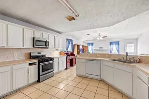 8202 Greenleaf St, Baytown, TX 77523 - Photo 7