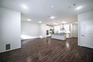 10918 Cannes Memorial Dr, Houston, TX 77043 - Photo 7