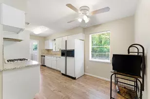 10820 Longleaf Dr, Conroe, TX 77385 - Photo 9