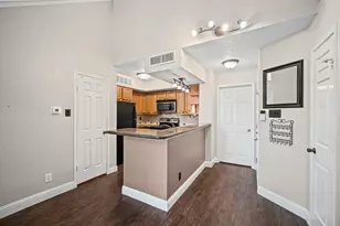 10855 Meadowglen Ln, Houston, TX 77042 - Photo 9