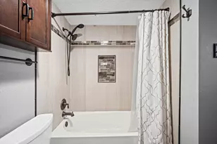 10855 Meadowglen Ln, Houston, TX 77042 - Photo 15