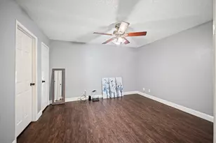 10855 Meadowglen Ln, Houston, TX 77042 - Photo 13