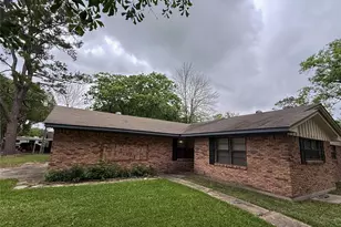 1307 Dwinnell St, Baytown, TX 77520 - Photo 3