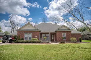 309 Williamsburg, Clute, TX 77531 - Photo 1