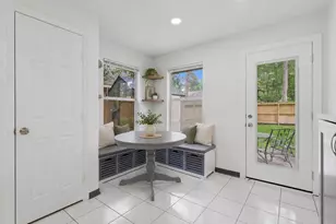 97 N Holly Laurel Cir, The Woodlands, TX 77382 - Photo 5