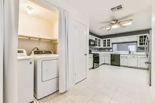 3327 S Country Meadows Ln, Pearland, TX 77584 - Photo 11