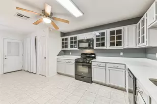 3327 S Country Meadows Ln, Pearland, TX 77584 - Photo 9