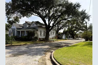 303 E Austin Street E, Bellville, TX 77418 - Photo 3