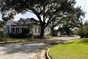 303 E Austin Street E, Bellville, TX 77418 - Photo 3