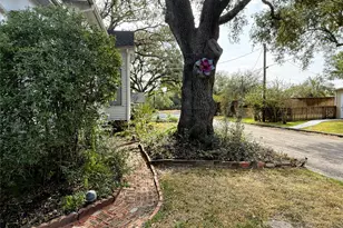 303 E Austin Street E, Bellville, TX 77418 - Photo 41