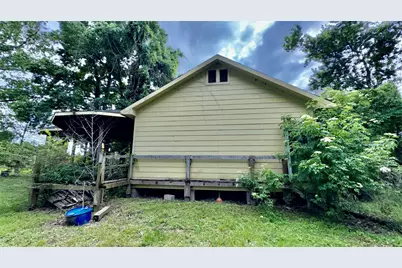 405 E Waring Street, Dayton, TX 77535 - Photo 9