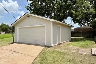 403 Lotus St, Lake Jackson, TX 77566 - Photo 7