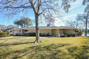 414 Lakeview Dr, Sugar Land, TX 77498 - Photo 1