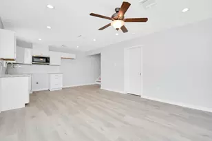 8595 Parkway Dr, Houston, TX 77088 - Photo 5