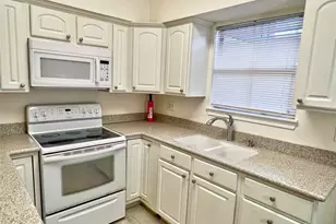 3130 SW Walnut Bend Ln, Houston, TX 77042 - Photo 5