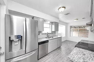 7410 La Pl Dr, Houston, TX 77083 - Photo 17