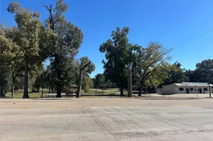 1042 W Commerce St, Buffalo, TX 75831 - Photo 1