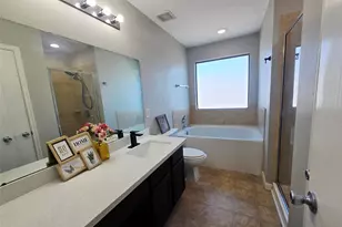 1011 Larks Trace Ln, Houston, TX 77090 - Photo 21