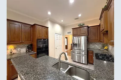 1446 Sherwood Park Circle, Houston, TX 77043 - Photo 11